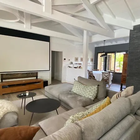 V 58 De Luxe Villa *